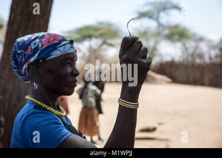 Karamoja, en Ouganda. 1er février, 2018. Monica Cheptilak prétend qu'elle a été la présidente de la ''coupe'' couteau dans sa tribu avant que les mutilations génitales féminines (MGF) a été interdit en Ouganda en 2010. Elle affiche l'outil qu'elle a utilisée pour couper les jeunes filles. Les MGF continue à être un problème dans la région, des travailleurs de l'aide et la police dit. Credit : Sally Hayden/SOPA/ZUMA/Alamy Fil Live News Banque D'Images