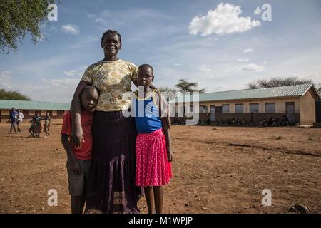 Karamoja, en Ouganda. Jan 31, 2018. Nasimyu Mwanamis Katabok, le directeur de l'école primaire, a déclaré que sans une clôture autour de l'école il n'y a aucun moyen pour elle de protéger les filles de la famille qui désirent effectuer des MGF sur eux ou de les marier. Credit : Sally Hayden/SOPA/ZUMA/Alamy Fil Live News Banque D'Images