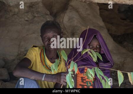 Karamoja, en Ouganda. Jan 31, 2018. Ex-Chepureto Lebul cutter et une jeune fille de la tribu Pokot prendre part à une cérémonie de l'reenaction Pokot peuple tribal effectuer avant qu'une fille est soumis à des mutilations génitales féminines Crédit : Sally Hayden/SOPA/ZUMA/Alamy Fil Live News Banque D'Images