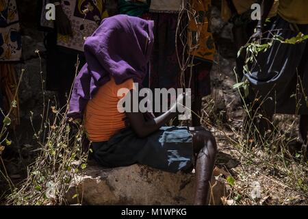 Karamoja, en Ouganda. Jan 31, 2018. Une jeune fille participe à un reenaction la cérémonie de Pokot peuple tribal effectuer avant qu'une fille est soumis à des mutilations génitales féminines Crédit : Sally Hayden/SOPA/ZUMA/Alamy Fil Live News Banque D'Images