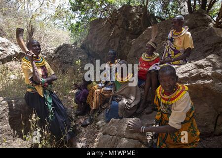 Karamoja, en Ouganda. Jan 31, 2018. Un groupe d'anciens ''cutters'' de la tribu Pokot assis ensemble. Ils avaient l'habitude de faire 1 000 shillings du Kenya pour chaque fille ils ont exécuté les mutilations génitales féminines (MGF), ce qui en fait une importante forme de revenu. Credit : Sally Hayden/SOPA/ZUMA/Alamy Fil Live News Banque D'Images