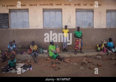 Karamoja, en Ouganda. Jan 31, 2018. Les femmes et les filles s'asseoir à l'extérieur de l'école primaire. Katabok Credit : Sally Hayden/SOPA/ZUMA/Alamy Fil Live News Banque D'Images