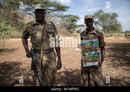 Karamoja, en Ouganda. Jan 31, 2018. La police ougandaise tenir un poster attention les filles à ne pas traverser la frontière vers le Kenya et subissent des mutilations génitales féminines (MGF). La MGF est illégale en Ouganda depuis 2010, mais il est encore commun parmi certaines tribus comme les Pokots. Credit : Sally Hayden/SOPA/ZUMA/Alamy Fil Live News Banque D'Images