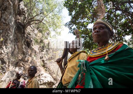 Karamoja, en Ouganda. Jan 31, 2018. L'ancien ''cutters'' de la tribu Pokot se tenir ensemble. Ils avaient l'habitude de faire 1 000 shillings du Kenya pour chaque fille ils ont exécuté les mutilations génitales féminines (MGF), ce qui en fait une importante forme de revenu. Credit : Sally Hayden/SOPA/ZUMA/Alamy Fil Live News Banque D'Images