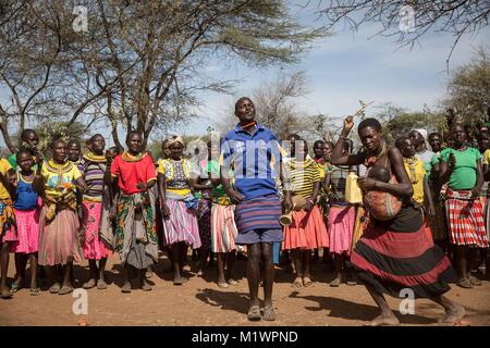 Karamoja, en Ouganda. Jan 31, 2018. Un homme et femme de la tribu Pokot danser devant une ligne de femelles à proximité de Katobua village de Karamoja, dans le nord de l'Ouganda. Credit : Sally Hayden/SOPA/ZUMA/Alamy Fil Live News Banque D'Images