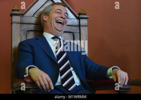 Trinity College, Dublin, Irlande. 2e février 2018. Nigel Farage, ancien chef de l'UKIP et actuel député européen pour le sud-est de l'Angleterre, lors de Questions et réponses Débat avec Trinity College Historical Society les élèves sur les relations anglo-irlandais et l'avenir de l'Europe à Dublin. Credit : ASWphoto/Alamy Live News Banque D'Images