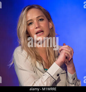 La Nouvelle-Orléans, Louisiane, Etats-Unis. 09Th Feb 2018. L'actrice Jennifer LAWRENCE prend part à l'Unrig le sommet du système à l'Université de Tulane. 'Unrig' est un rassemblement de leaders d'opinion de la droite et gauche qui sont déterminés à corriger la politique américaine. Crédit : Brian Cahn/ZUMA/Alamy Fil Live News Banque D'Images