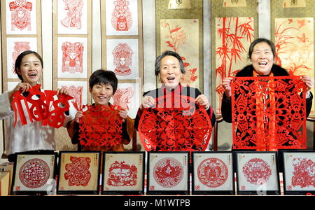 Cangzhou, dans la province du Hebei en Chine. 2e Février, 2018. Hainan Hongyun Han(2e R), héritier de la mer de Bohai village de pêcheurs papier découpage, qui est l'un des patrimoines culturels immatériels, affiche papier découpage œuvres avec les villageois dans le découpage de papier Dongchangzhuang Huangye ville art de Ville, Province de Hebei en Chine du nord, le 2 février 2018. Les gens ici créer des boutures de papier pour saluer la nouvelle année lunaire chinoise du chien. Credit : Mu Yu/Xinhua/Alamy Live News Banque D'Images