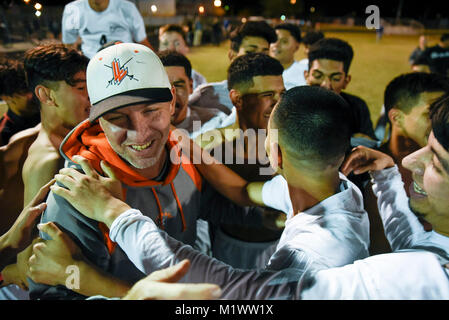 Lake Worth, Floride, USA. 2e Février, 2018. I. L'entraîneur-chef John Leonard Tim Gally célèbre la victoire aux côtés de l'équipe au cours de l'arrondissement 11-5A soccer championship entre Royal Palm Beach et John I. Leonard au Park Vista High dans Lake Worth, en Floride, le vendredi 2 février 2018. Après des tirs de barrage, John I. Leonard défait Royal Palm Beach. Credit : Andres Leiva/Le Palm Beach Post/ZUMA/Alamy Fil Live News Banque D'Images