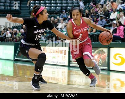 Williamsburg, VA, États-Unis d'Amérique. 2e Février, 2018. 20180202 - William et Mary guard BIANCA BOGGS (2) lecteurs contre JMU LEXIE garde barrière (15) dans la première moitié à Kaplan Arena à Williamsburg, en Virginie Crédit : Chuck Myers/ZUMA/Alamy Fil Live News Banque D'Images