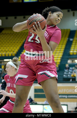 Williamsburg, VA, États-Unis d'Amérique. 2e Février, 2018. 20180202 - William et Mary GABBY centre Rogers (25) assure un rebond contre James Madison University dans la deuxième moitié à Kaplan Arena à Williamsburg, en Virginie Crédit : Chuck Myers/ZUMA/Alamy Fil Live News Banque D'Images