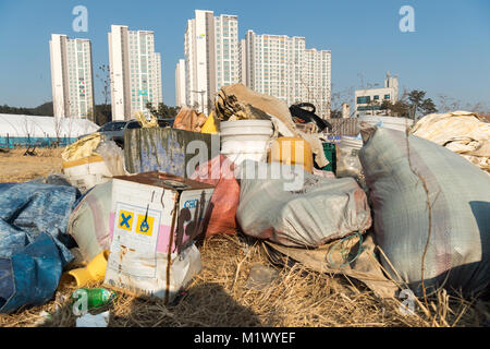 Gangneung, Corée du Sud. 3, 2018. Un tas de détritus a recueilli près du village olympique de Gangneung. Crédit : Peter Kneffel/dpa/Alamy Live News Banque D'Images