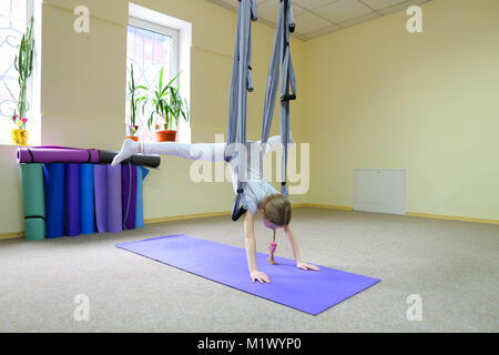 Lycéenne est assis sur de la ficelle sur cordes acrobatiques. Banque D'Images