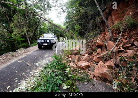 Après de fortes pluies, glissements de terrain sur le lac Morris Road, Cairns, Far North Queensland, Queensland, Australie, FNQ Banque D'Images