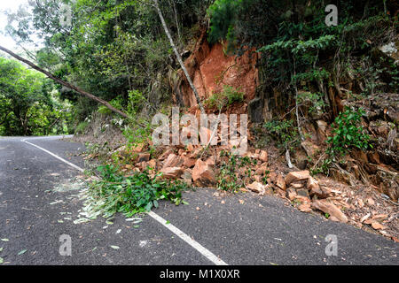 Après de fortes pluies, glissements de terrain sur le lac Morris Road, Cairns, Far North Queensland, Queensland, Australie, FNQ Banque D'Images