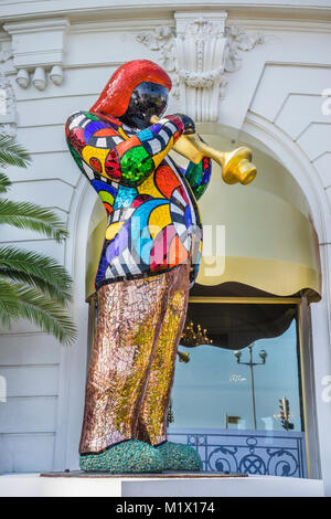 France, Côte d'Azur, Nice, statue de Miles Davis par le sculpteur français Niki de Daint Phalle à l'hôtel Negresco, Promenade des Anglais Banque D'Images