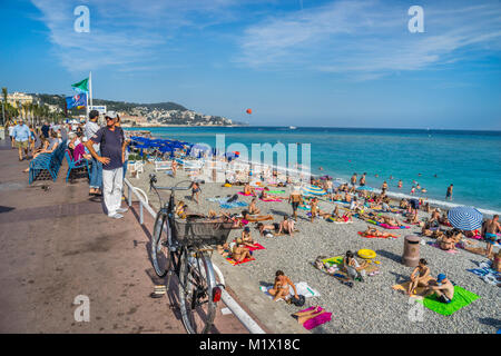 France, Alpes-Maritimes, Côte d'Azur, Nice, les amateurs de soleil sur la plage de la Promenade des Anglais Banque D'Images