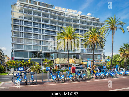 France, Alpes-Maritimes, Côte d'Azur, Nice, location de vélos à la station Vélobleu Promenade des Anglais dans le contexte de la Casino Bar Banque D'Images