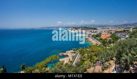 France, Alpes-Maritime, département de la Côte d'Azur, vue de Nice, du Cap de Nice avec le port Lympia et la colline du Château Banque D'Images