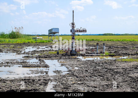 Après la réparation de puits de pétrole dans la boue et les flaques. Banque D'Images