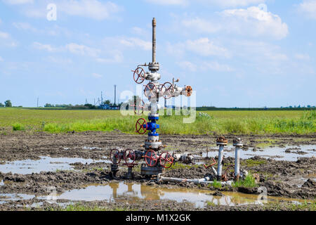 Après la réparation de puits de pétrole dans la boue et les flaques. Banque D'Images