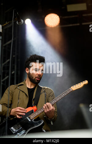 Le groupe de rock alternatif anglais rien mais les voleurs effectue un concert live au festival de musique Bergenfest norvégien en 2016. Ici le guitariste Dominic Craik est vu sur scène. La Norvège, 16/06 2016. Banque D'Images