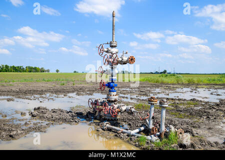 Après la réparation de puits de pétrole dans la boue et les flaques. Banque D'Images