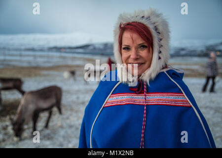 Le portrait d'une femme rousse en sami Sami traditionnelle robe sur un élevage de rennes à l'extérieur de Tromsø, Norvège, en hiver. Banque D'Images