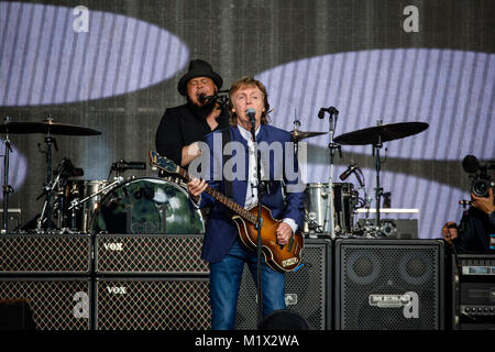 Paul McCartney, la chanteuse, auteur-compositeur, musicien et compositeur, effectue un concert live à l'Koengen de Bergen. Paul McCartney a fait partie du groupe légendaire de rock les Beatles. La Norvège, le 24/06 2016. Banque D'Images