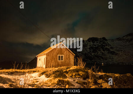 Aurore boréale au-dessus d'une cabane de pêche en Flakstadøya, Nordland en Norvège Banque D'Images