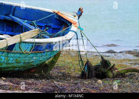 Naufrage du navire bateau en bois abandonné et attaché sur une plage de galets Banque D'Images