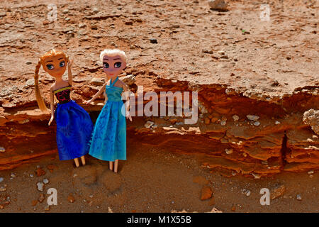 Barbie girls vêtus de rouge et bleu posent pour la modélisation in the desert rocks sur l'emplacement Banque D'Images