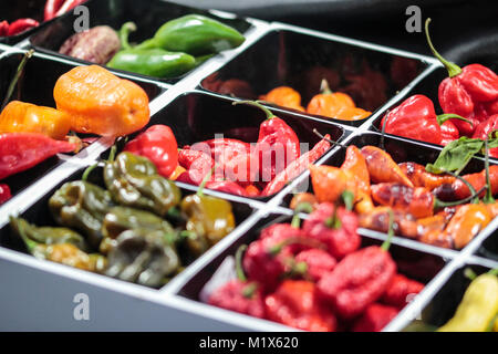 Piment épicé de diverses couleurs, vendues à leur Banque D'Images