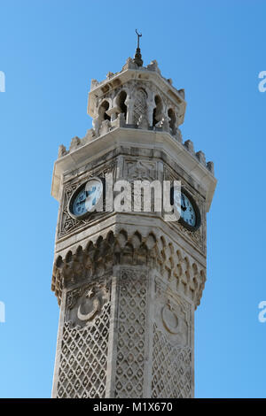 Fragment de l'historique Tour de l'horloge avec un grand réveil dans le Konak Square central à Izmir, Turquie. Banque D'Images