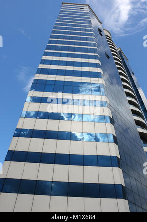 Miroir reflet du ciel bleu et nuages blancs dans une tour moderne à Izmir, Turquie. Banque D'Images