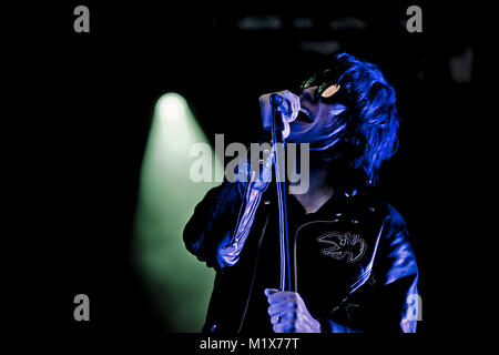 Le groupe de rock The Strokes effectue un concert live au festival de musique norvégienne Hovefestivalen 2011. Chanteur et musicien ici Julian Casablancas est vu sur scène. La Norvège, 29/06 2011. Banque D'Images