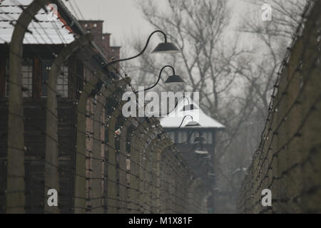 Des barbelés et des barrières à l'intérieur de Auschwitz I allemand nazi de concentration et d'extermination camp sur le 73e anniversaire de la libération par l'Armée Rouge. Banque D'Images