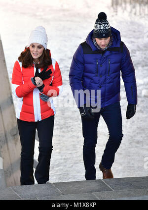 Le duc et la duchesse de Cambridge qui arrivent pour regarder les cavaliers de ski pour l'équipe nationale de Norvège de décoller de la piste de saut à ski Holmenkollen à Oslo, Norvège, le dernier jour de leur tour de Scandinavie. Banque D'Images