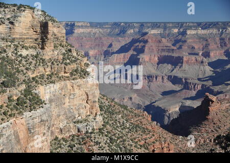 Falaise de grès Coconino frames le Grand Canyon vu de la Bright Angel Trail, le Parc National du Grand Canyon, Arizona, USA Banque D'Images