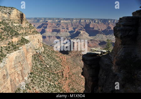 Falaise de grès Coconino frames le Grand Canyon vu de la Bright Angel Trail, le Parc National du Grand Canyon, Arizona, USA Banque D'Images