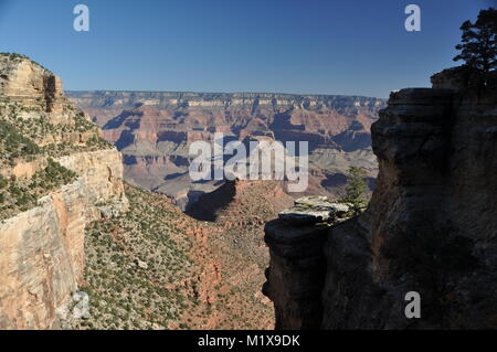 Falaise de grès Coconino frames le Grand Canyon vu de la Bright Angel Trail, le Parc National du Grand Canyon, Arizona, USA Banque D'Images