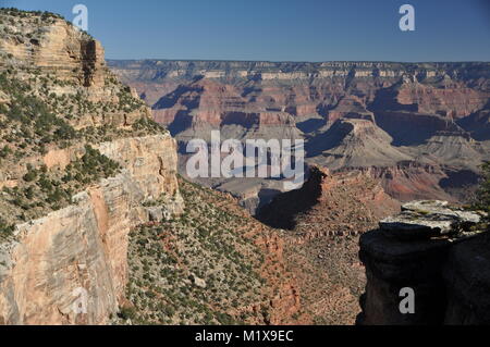 Falaise de grès Coconino frames le Grand Canyon vu de la Bright Angel Trail, le Parc National du Grand Canyon, Arizona, USA Banque D'Images