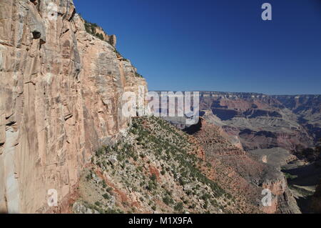 Falaise de grès Coconino frames le Grand Canyon vu de la Bright Angel Trail, le Parc National du Grand Canyon, Arizona, USA Banque D'Images