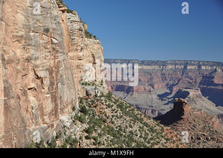 Falaise de grès Coconino frames le Grand Canyon vu de la Bright Angel Trail, le Parc National du Grand Canyon, Arizona, USA Banque D'Images