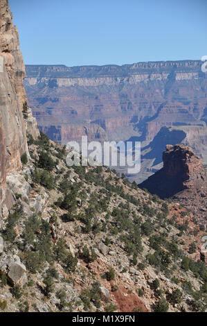 Falaise de grès Coconino frames le Grand Canyon vu de la Bright Angel Trail, le Parc National du Grand Canyon, Arizona, USA Banque D'Images