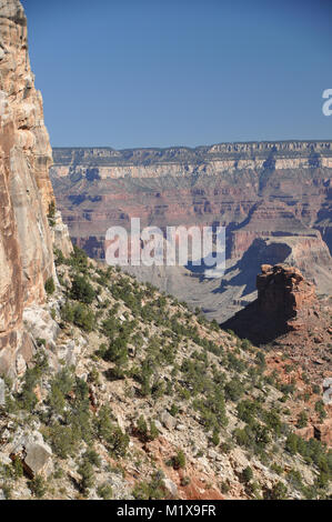 Falaise de grès Coconino frames le Grand Canyon vu de la Bright Angel Trail, le Parc National du Grand Canyon, Arizona, USA Banque D'Images