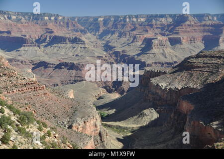 Falaise de grès Coconino frames le Grand Canyon vu de la Bright Angel Trail, le Parc National du Grand Canyon, Arizona, USA Banque D'Images