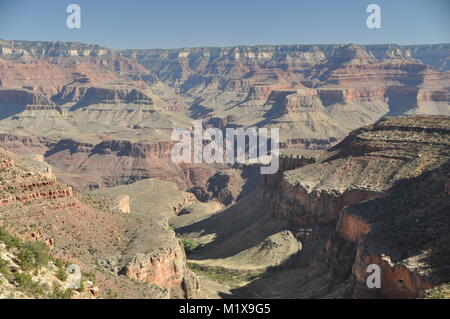 Falaise de grès Coconino frames le Grand Canyon vu de la Bright Angel Trail, le Parc National du Grand Canyon, Arizona, USA Banque D'Images