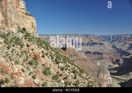 Falaise de grès Coconino frames le Grand Canyon vu de la Bright Angel Trail, le Parc National du Grand Canyon, Arizona, USA Banque D'Images