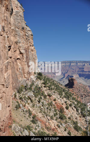 Falaise de grès Coconino frames le Grand Canyon vu de la Bright Angel Trail, le Parc National du Grand Canyon, Arizona, USA Banque D'Images